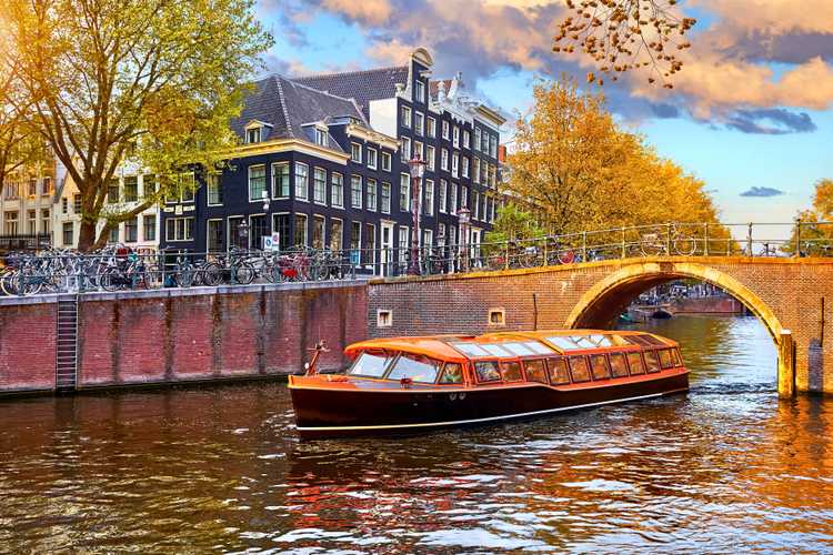 Scopri Amsterdam con i tour panoramici ufficiali in autobus hop-on hop-off – Percorsi flessibili, monumenti iconici e viste mozzafiato nel 2026